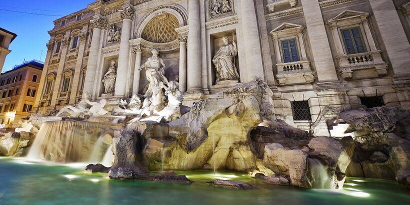 Tradição da Fontana di Trevi em Roma Tradição da Fontana di Trevi em Roma