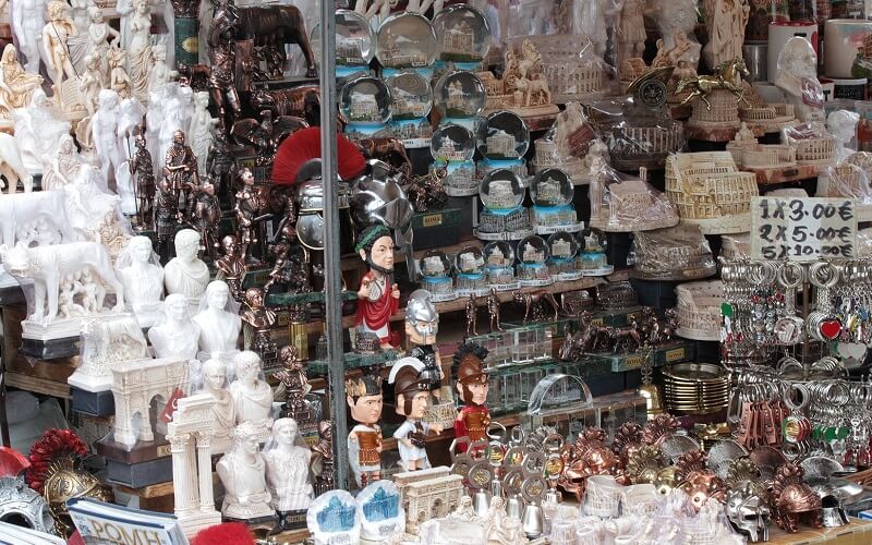 Lojas e barracas espalhadas por Roma para comprar lembrancinhas e souvenirs Lojas e barracas espalhadas por Roma para comprar lembrancinhas e souvenirs