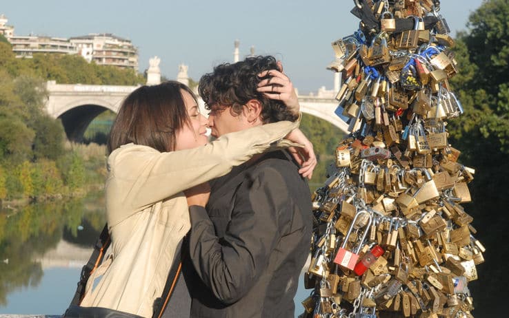 Casais apaixonados na Ponte Vecchio em Florença Casais apaixonados na Ponte Vecchio em Florença