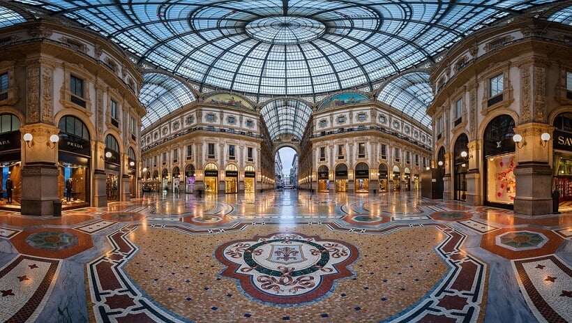 Estabelecimentos na Galeria Vittorio Emanuele II em Milão Estabelecimentos na Galeria Vittorio Emanuele II em Milão