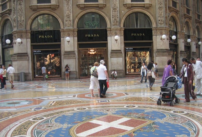 Compras na Galeria Vittorio Emanuele II em Milão Compras na Galeria Vittorio Emanuele II em Milão