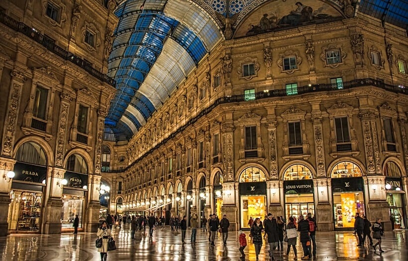 Passeio pela Galeria Vittorio Emanuele II em Milão Passeio pela Galeria Vittorio Emanuele II em Milão
