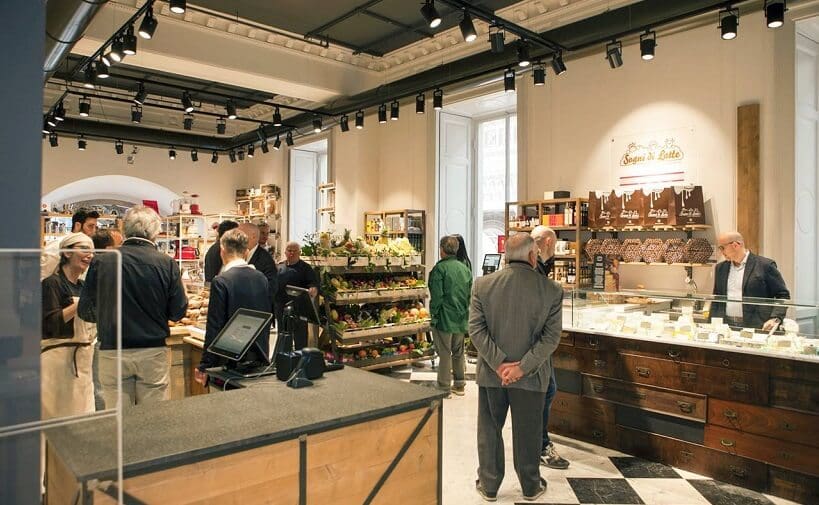 Compras no Mercato del Duomo em Milão Compras no Mercato del Duomo em Milão