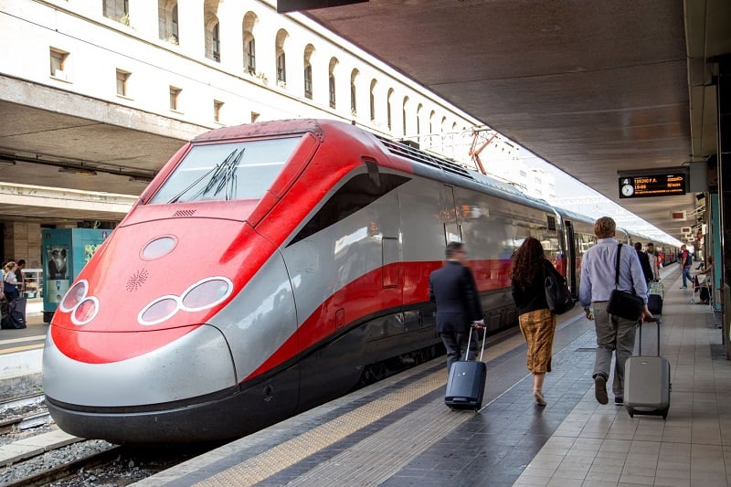 Trem na estação Roma Termini na Itália Trem na estação Roma Termini na Itália