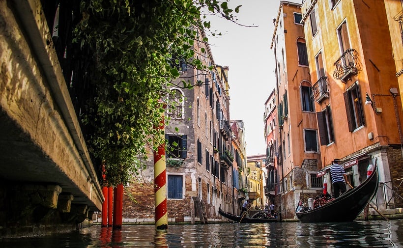 Passeio de gôndola em Veneza na Itália Passeio de gôndola em Veneza na Itália