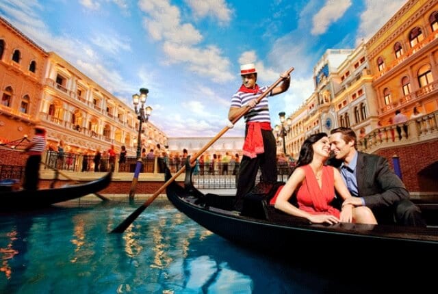 Passeio romântico de gôndola em Veneza Passeio romântico de gôndola em Veneza