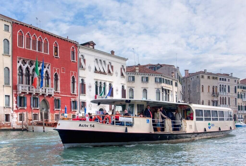 Vaporetto em Veneza Vaporetto em Veneza