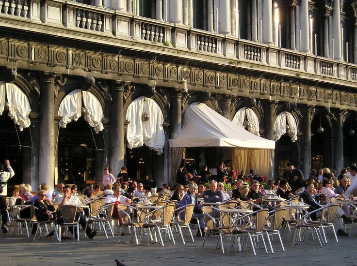 Café na Praça San Marco em Veneza Café na Praça San Marco em Veneza