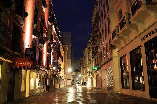 Ruas para compras em Veneza na Itália Ruas para compras em Veneza na Itália