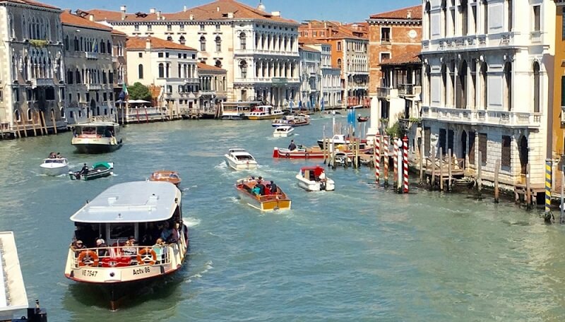 Vaporettos em Veneza Vaporettos em Veneza