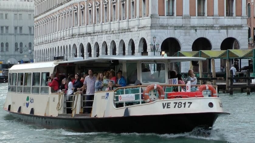 Passeio de vaporetto em Veneza Passeio de vaporetto em Veneza