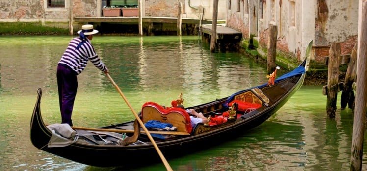 Gondoleiro operando uma gôndola em Veneza