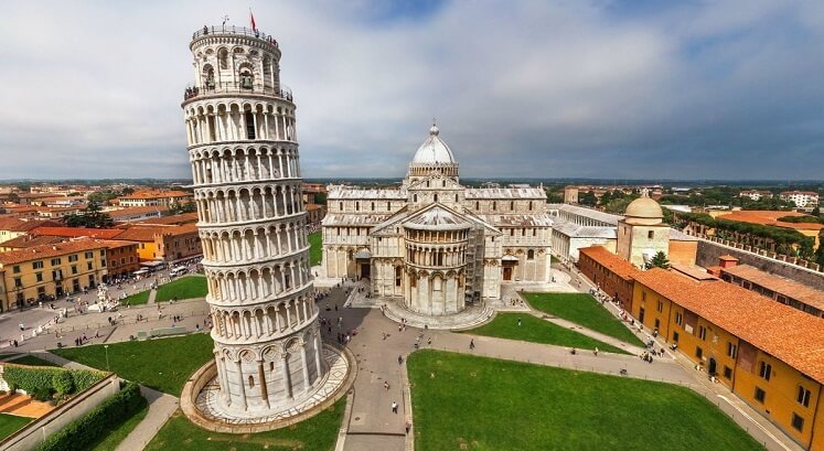 Praça dos Milagres no centro histórico de Pisa Praça dos Milagres no centro histórico de Pisa
