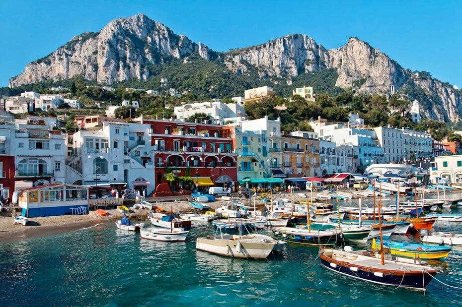 Barcos para ir até a Ilha de Capri na Itália Barcos para ir até a Ilha de Capri na Itália