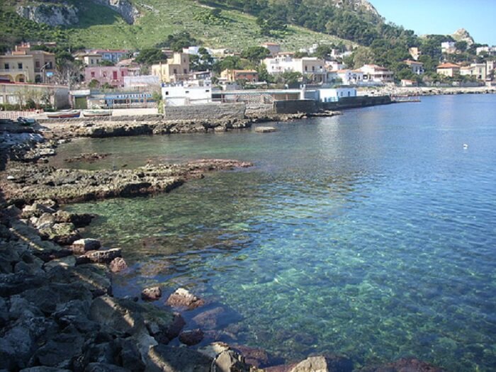 Praia de Sferracavallo no sul da Itália Praia de Sferracavallo no sul da Itália