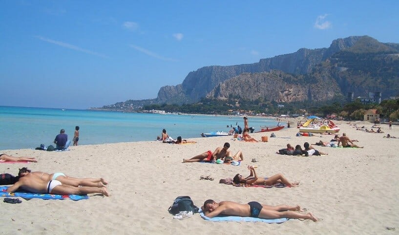 Praia de Sferracavallo em Palermo Praia de Sferracavallo em Palermo