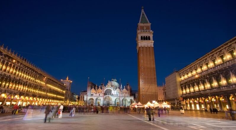 Praça de São Marcos em Veneza Praça de São Marcos em Veneza