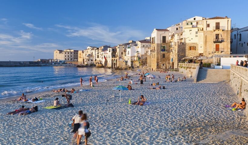 Pessoas na praia em Sicília na Itália