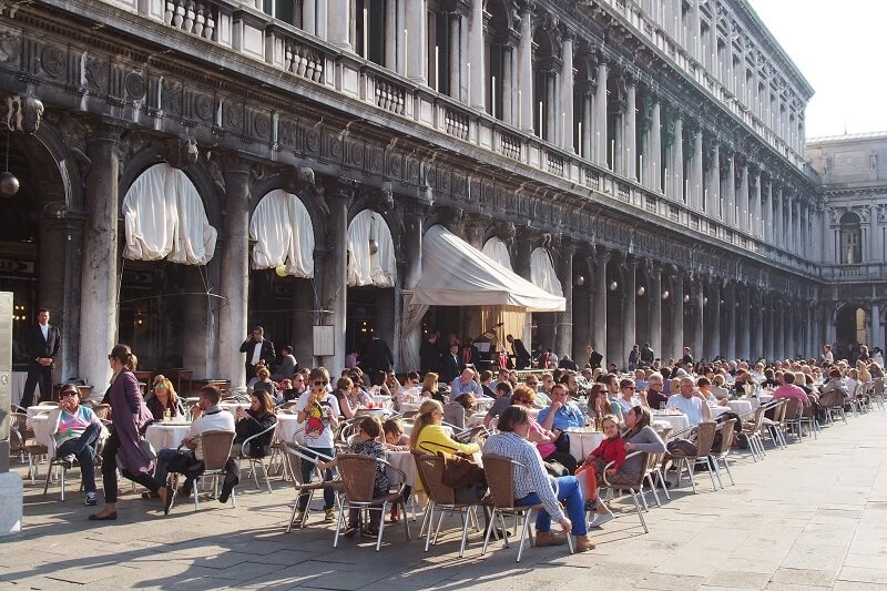 Passeio em Piazza Maggiore - Bolonha Passeio em Piazza Maggiore - Bolonha