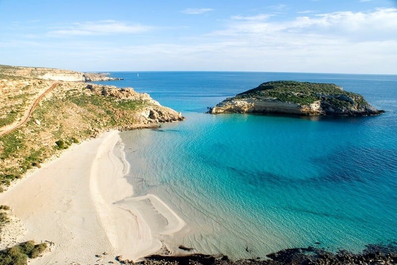 Spiaggia dei Conigli em Sicília na Itália Spiaggia dei Conigli em Sicília na Itália