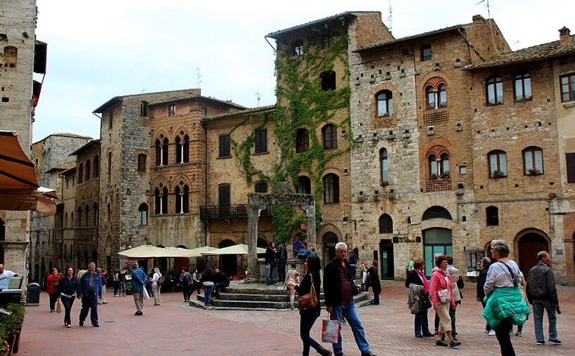 Piazza della Cisterna em San Gimignano na Itália Piazza della Cisterna em San Gimignano na Itália