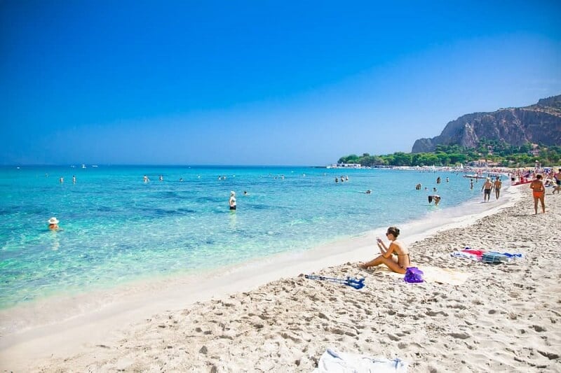 Praia Mondello em Palermo na Itália Praia Mondello em Palermo na Itália