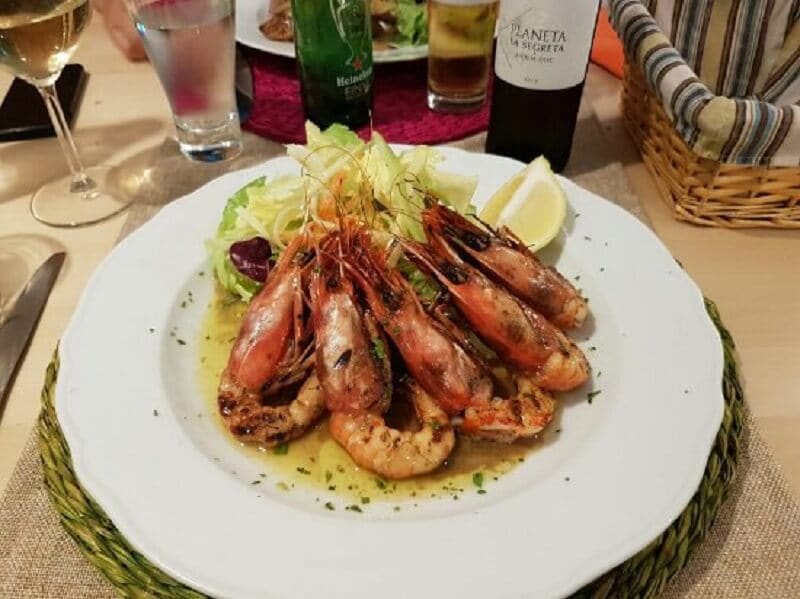 Prato de comida no restaurante Osteria Mercede em Palermo Prato de comida no restaurante Osteria Mercede em Palermo