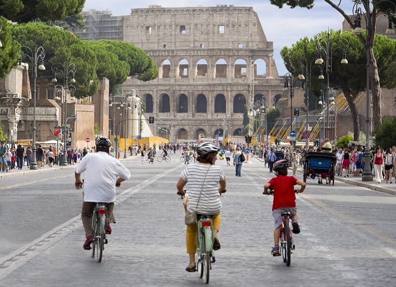 Crianças andando de bicicleta em Roma Crianças andando de bicicleta em Roma