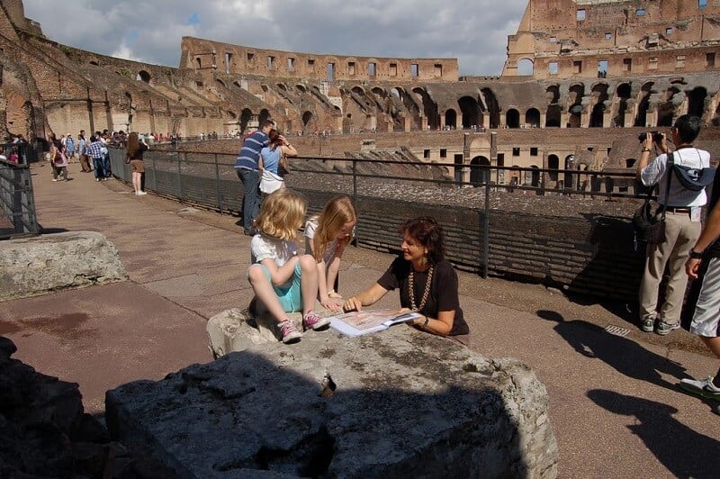 Crianças no Coliseu de Roma Crianças no Coliseu de Roma