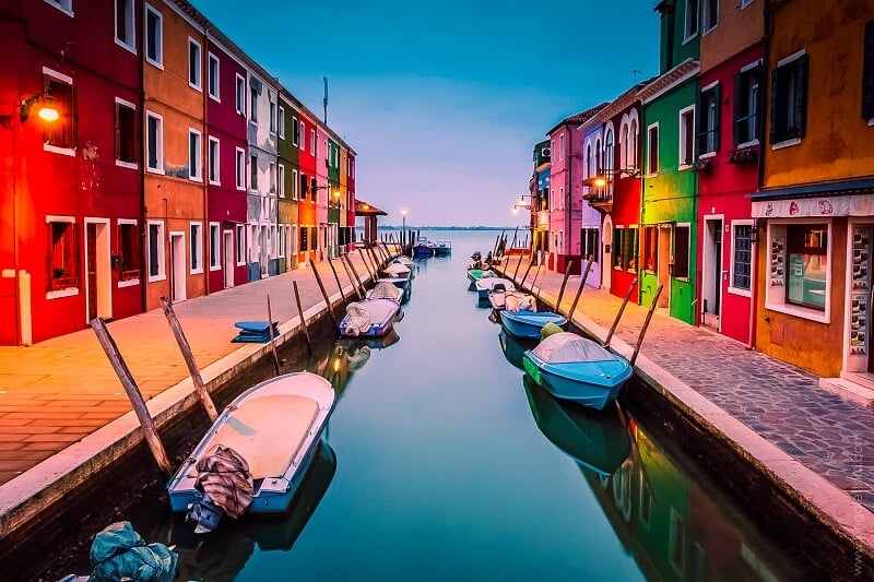 Entardecer na Ilha de Burano em Veneza na Itália Entardecer na Ilha de Burano em Veneza na Itália