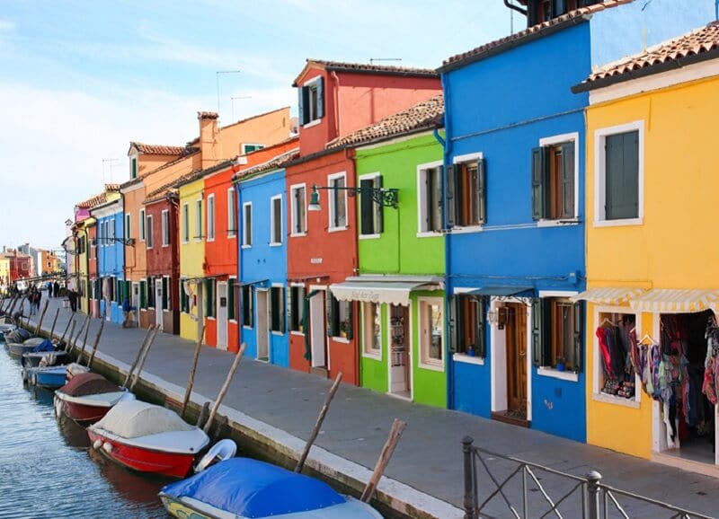 Casas coloridas na Ilha de Burano em Veneza Casas coloridas na Ilha de Burano em Veneza
