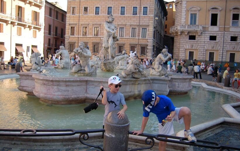 Crianças em fonte de Roma Crianças em fonte de Roma