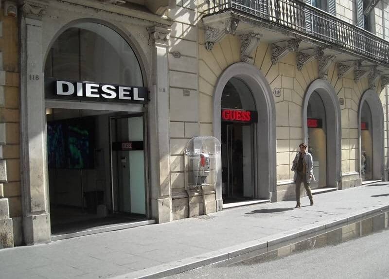 Lojas Diesel e Gucci na Via del Corso em Roma Lojas Diesel e Gucci na Via del Corso em Roma
