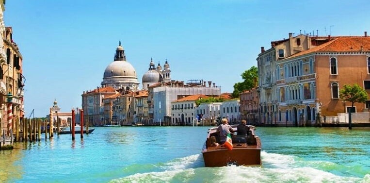 Barco em canal de Veneza na Itália Barco em canal de Veneza na Itália
