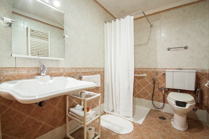 Banheiro adaptado no Hotel Pomezia em Roma Banheiro adaptado no Hotel Pomezia em Roma