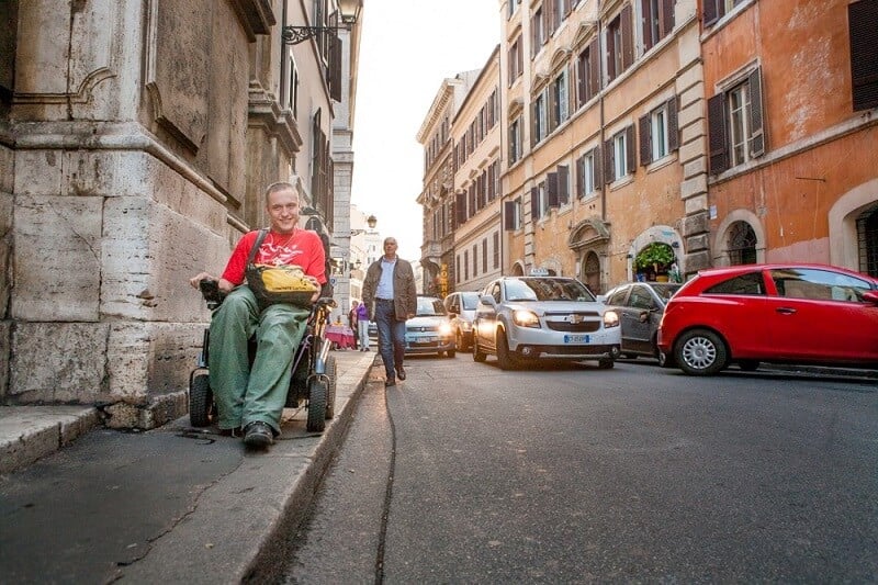 Cadeirante em rua de Roma Cadeirante em rua de Roma