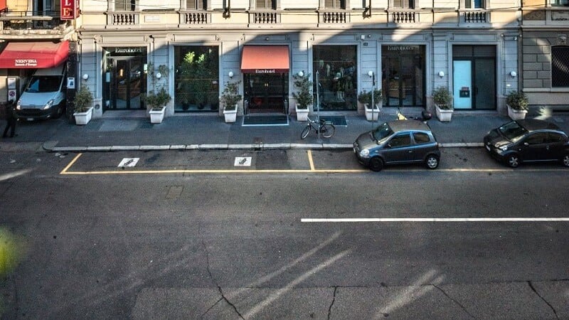 Faixa de estacionamento amarela em rua de Milão Faixa de estacionamento amarela em rua de Milão