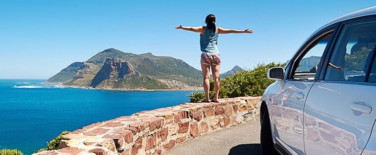Turista viajando de carro Turista viajando de carro