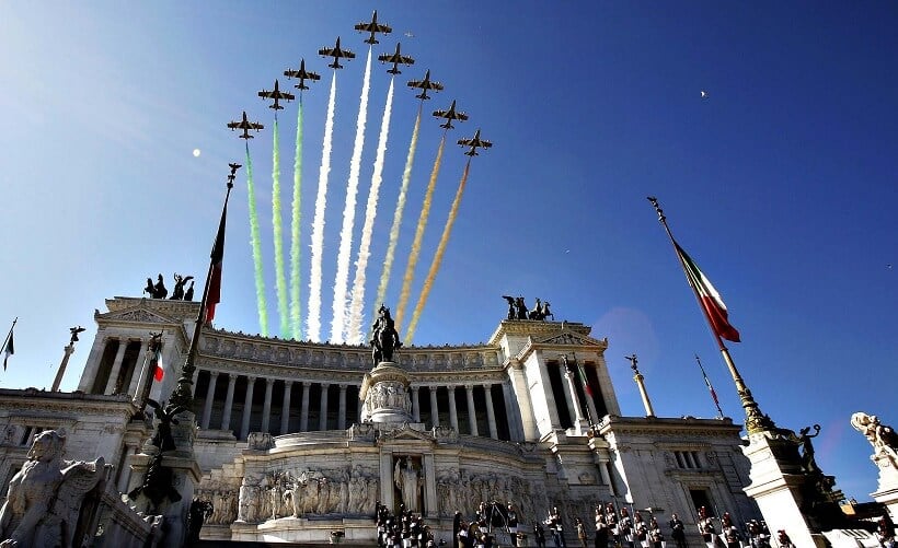 Aviões sobrevoando o monumento Vittorio Emanuelle II em Roma Aviões sobrevoando o monumento Vittorio Emanuelle II em Roma