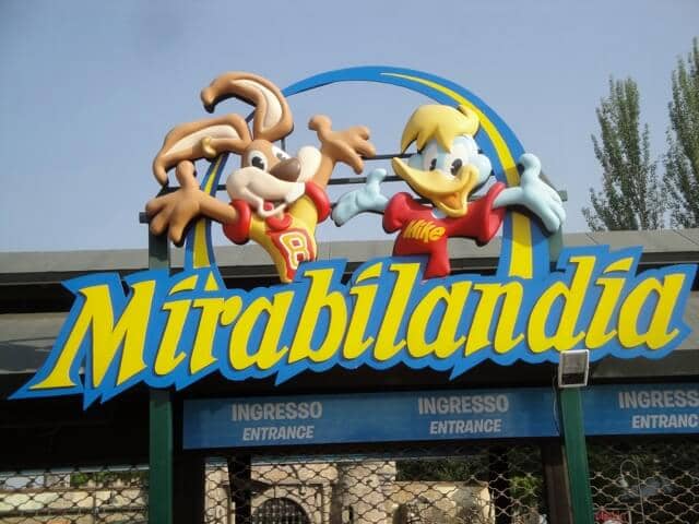 Entretenimento no parque de diversões Mirabilândia em Ravena na Itália Entretenimento no parque de diversões Mirabilândia em Ravena na Itália