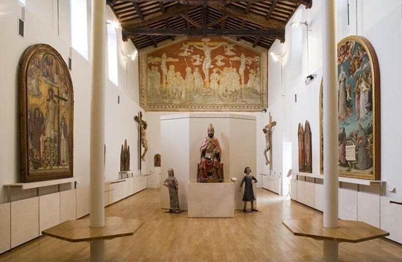 Peças expostas no Museo Civico Diocesano di Arte Sacra em Montalcino Peças expostas no Museo Civico Diocesano di Arte Sacra em Montalcino