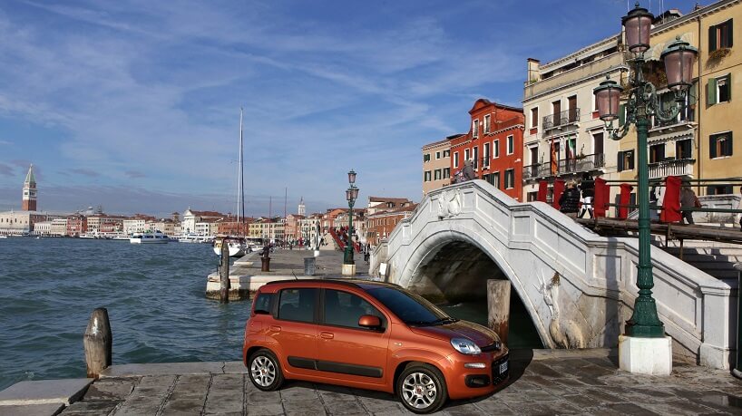 Carro parado perto de canal em Veneza