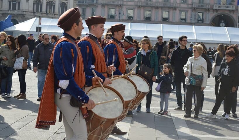 Desfile em cidade italiana Desfile em cidade italiana