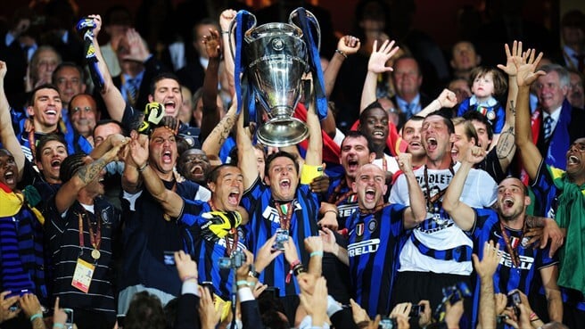 Jogadores do Inter de Milão levantando taça Jogadores do Inter de Milão levantando taça