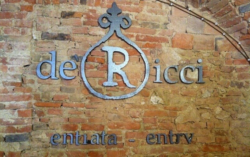Entrada da Cantina de' Ricci em Montepulciano Entrada da Cantina de' Ricci em Montepulciano