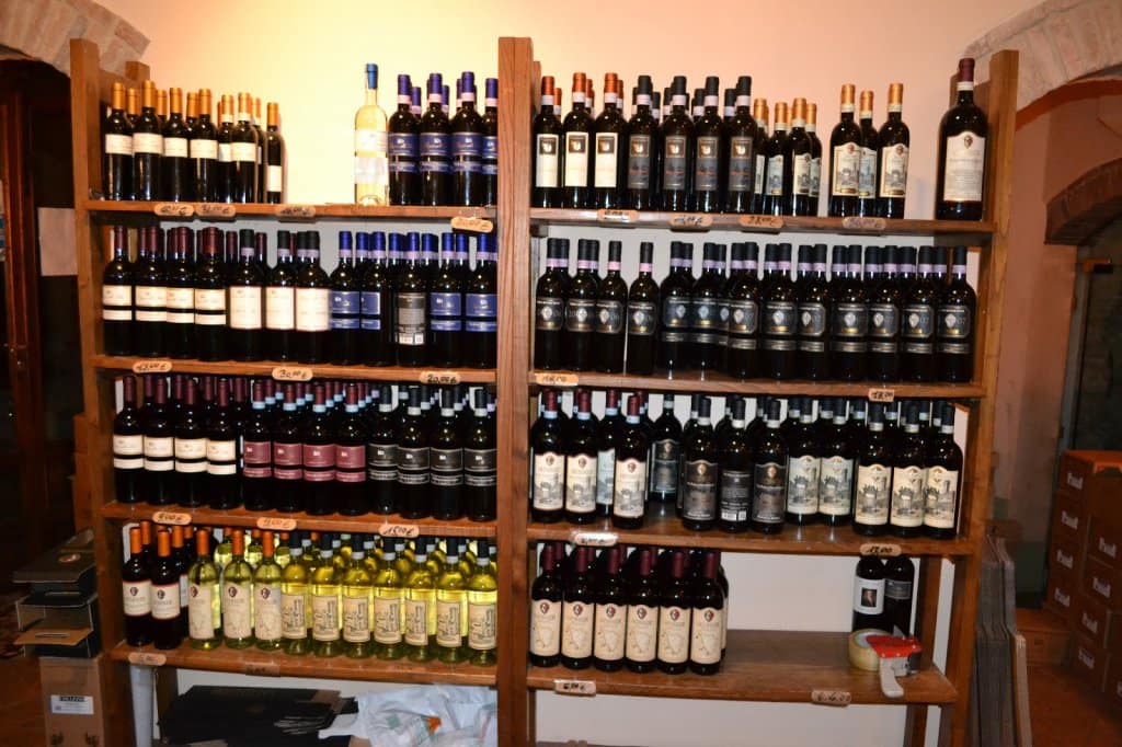 Garrafas da Cantina Gattavecchi em Montepulciano Garrafas da Cantina Gattavecchi em Montepulciano