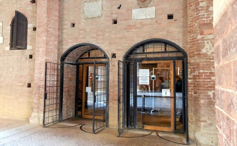 Entrada do Museo Civico em Siena Entrada do Museo Civico em Siena