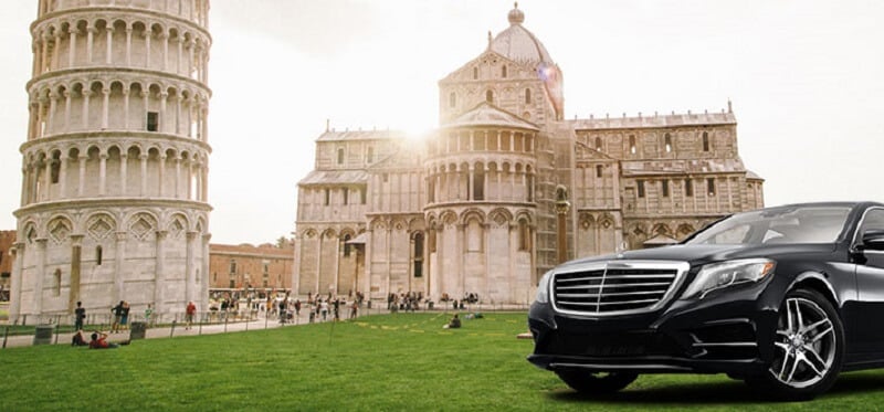 Carro na Piazza del Duomo em Pisa Carro na Piazza del Duomo em Pisa