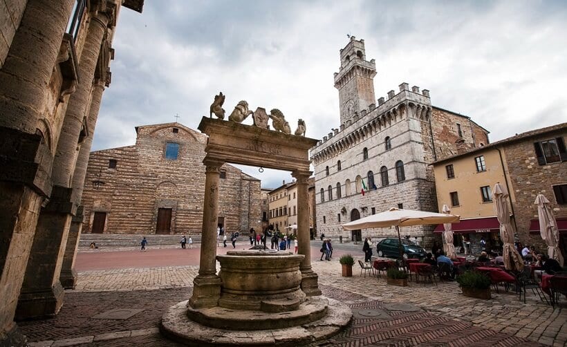 Poço Medieval localizado na Piazza Grande Poço Medieval localizado na Piazza Grande