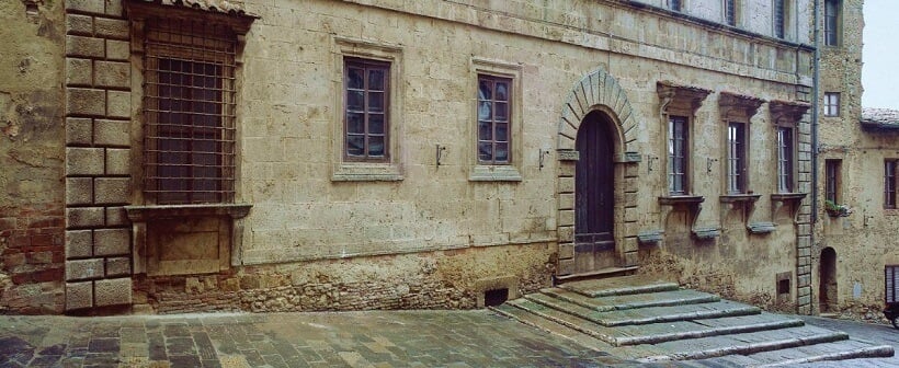 Fachada da Cantina de' Ricci em Montepulciano Fachada da Cantina de' Ricci em Montepulciano